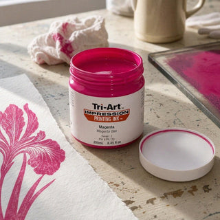 Encre de bloc-tri-Art magenta dans un pot ouvert avec échantillon d'impression florale