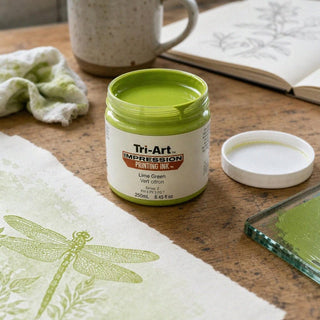 Encre de bloc Tri-Art vert lime en pot ouvert avec échantillon d'impression libellule