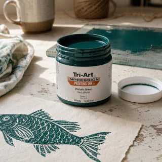 Encre de sérigraphie Tri-Art vert phtalo dans un pot ouvert avec échantillon d'impression poisson