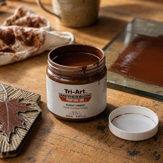Encre de bloc Tri-Art Ocre brun, pot de 120 ml avec empreinte de feuille gravée et palette