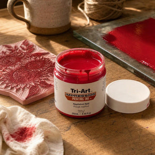 Encre de bloc Tri-Art Naphthol Red en pot ouvert avec outils de gravure
