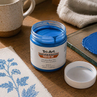 Encre de bloc imprime Tri-Art Bleu Céruléen avec échantillon tissu floral