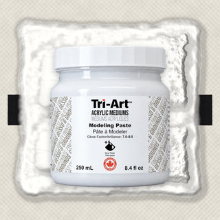 Pâte à modeler acrylique Tri-Art dans un pot blanc avec étiquette indiquant le facteur de brillance et la texture